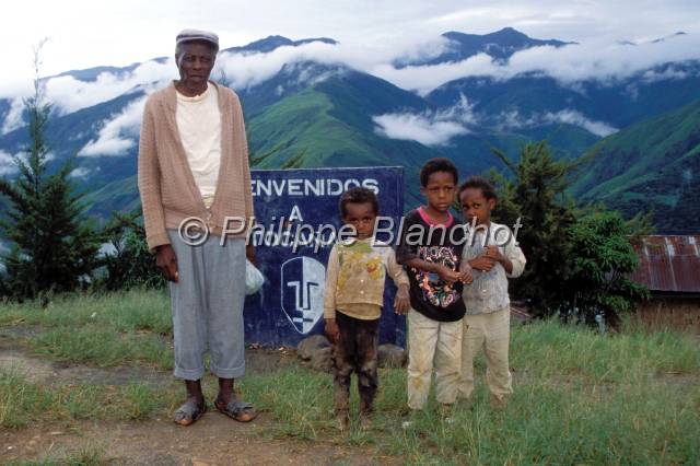 yungas bolivie  22.JPG - Doyen du village avec des enfantsTocana Yungas de Bolivie